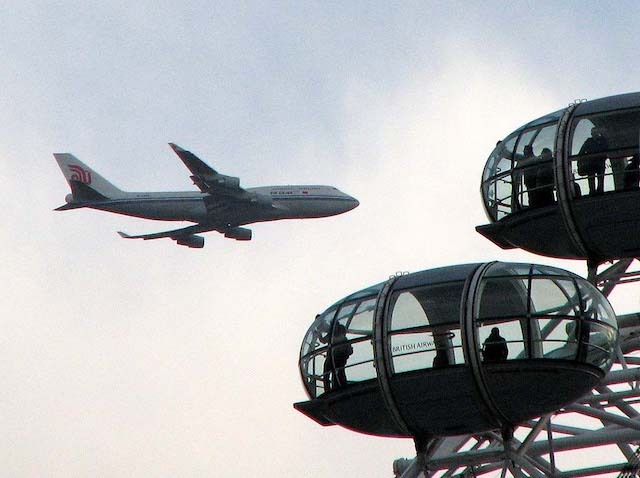 Avião e London Eye