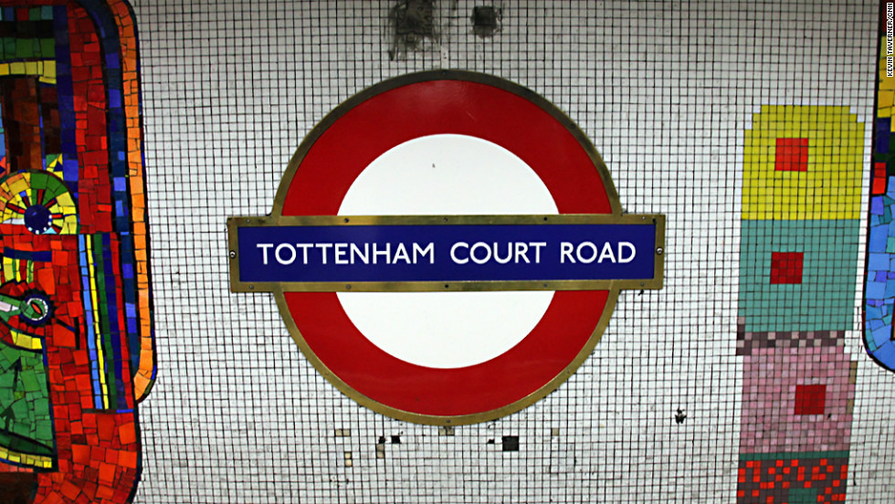 Metrô da rua de eletrônicos Tottenham Court Road
