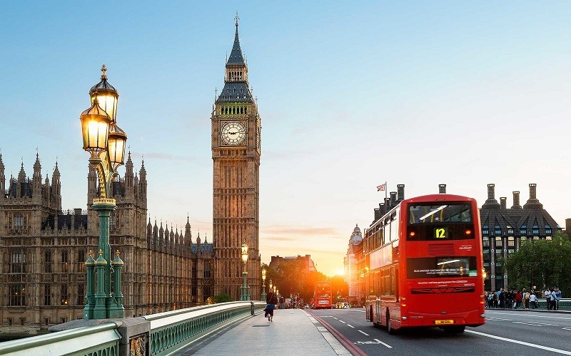 Palácio de Westminster e ônibus em Londres