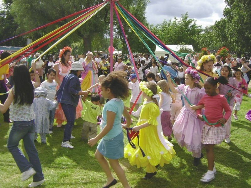 Crianças aproveitam o May Day em Londres