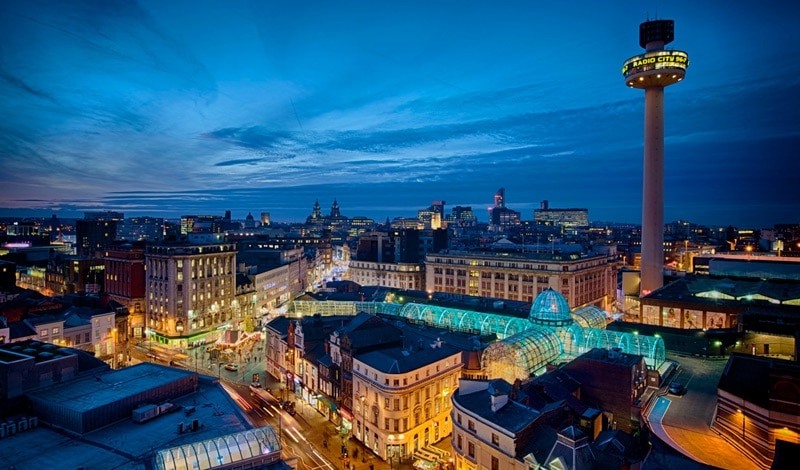Vista aérea de Liverpool à noite
