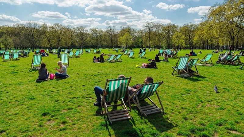Pessoas no Green Park em Londres