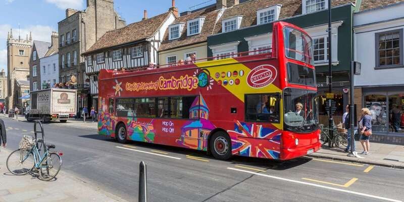 Ônibus turístico em Cambridge 