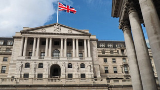 Fotografia da fachada do Banco da Inglaterra em Londres, exemplificando a arquitetura britânica.