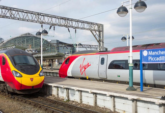 FJBXXF Virgin train at Manchester Piccadilly station, Manchester, England, UK