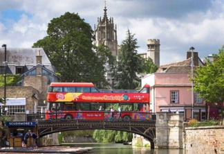 Ônibus durante passeio em Cambridge