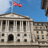 Fotografia da fachada do Banco da Inglaterra em Londres, exemplificando a arquitetura britânica.