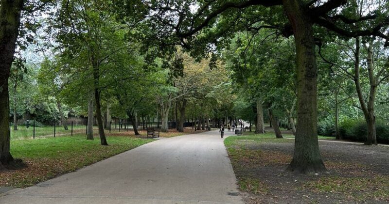 Pista de caminhada no Holland Park em Londres