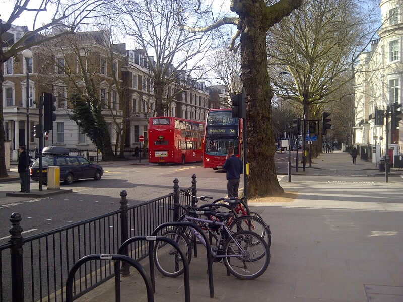 Avenida ao lado do Holland Park em Londres