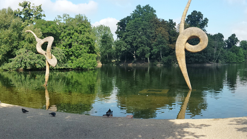 Esculturas em lago do Victoria Park em Londres