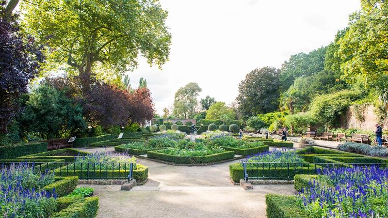 Jardim no Holland Park em Londres