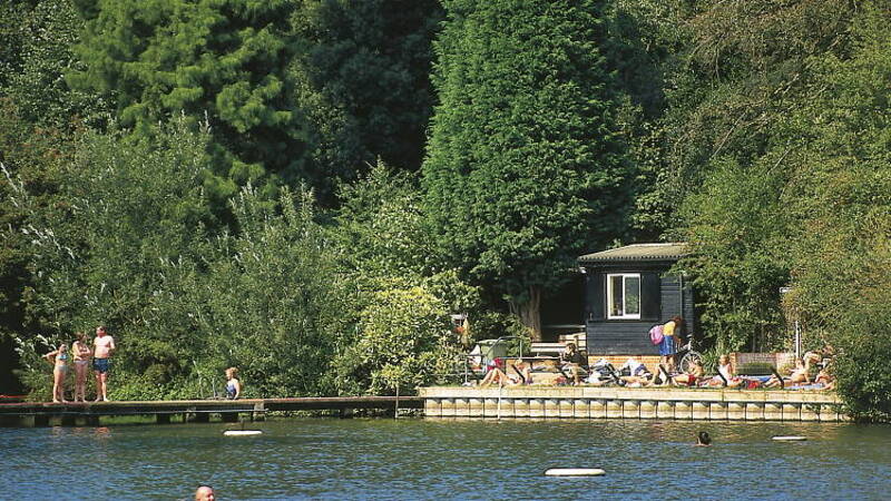 Pessoas nadando em lago do Hampstead Heath em Londres